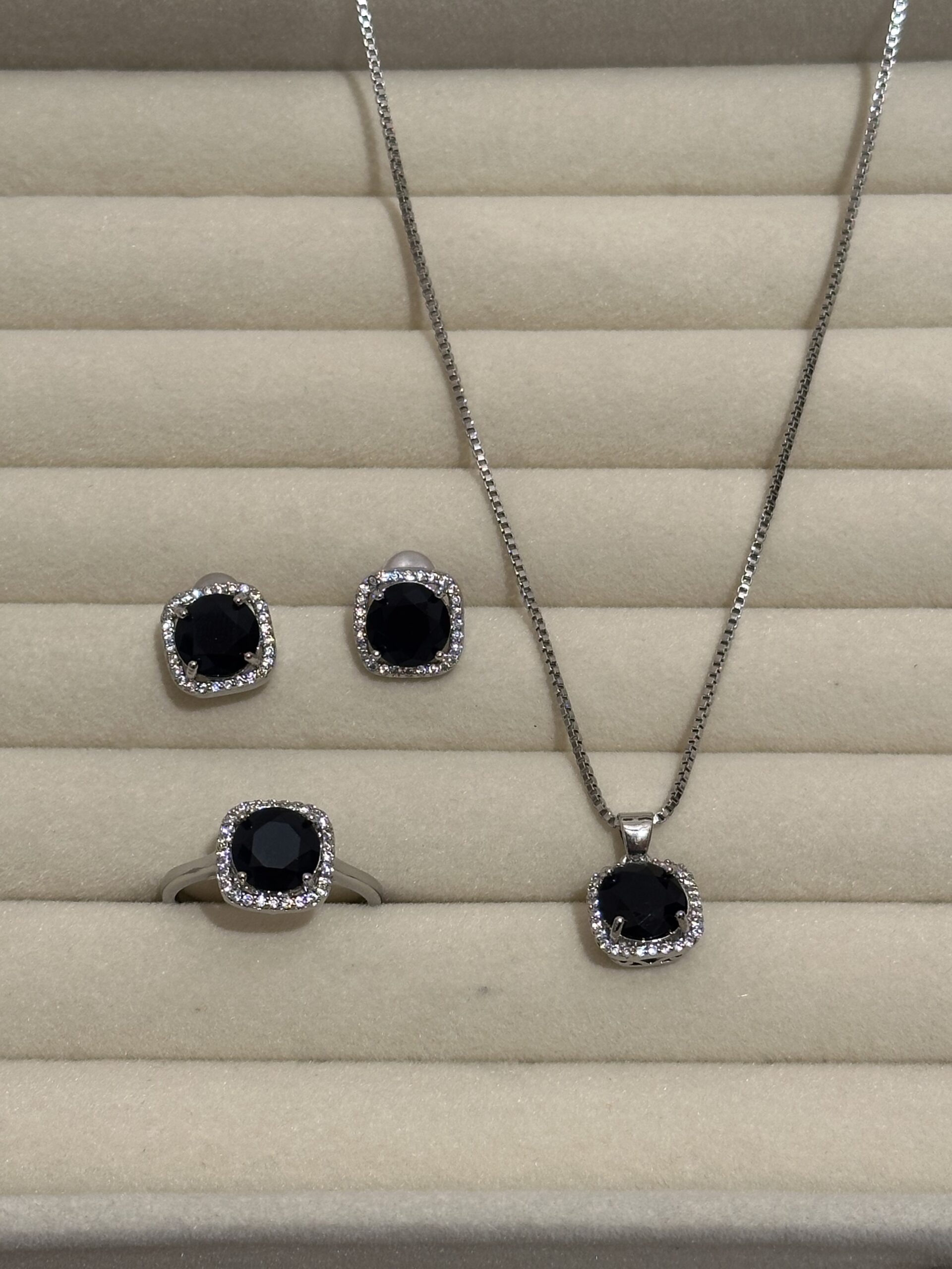 8 Amazing Black & Silver Stone Set - Image 1
